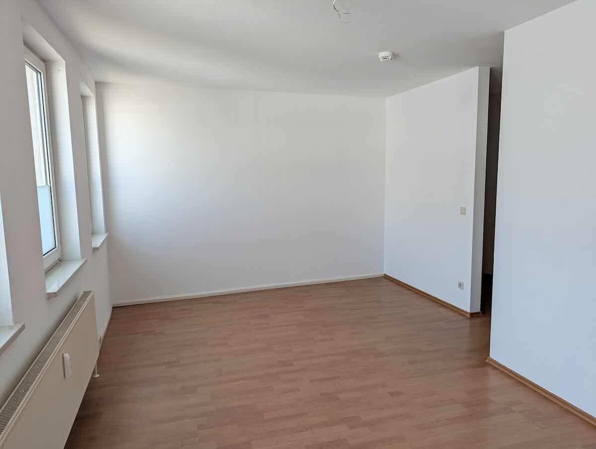 Helles-wohnzimmer-laminat-nuernberg-zabo-rand | Maderer Immobilien Lichtdurchfluteter Wohn- Und Schlafraum Mit Großen Fenstern Und Blick in Den Ruhigen Innenhof.