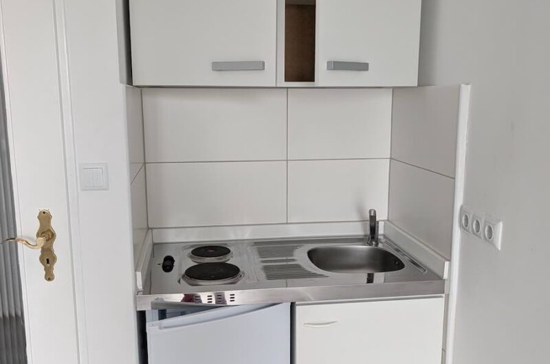 Kompakte Einbauküche Kühlschrank Herd Studentenwohnung