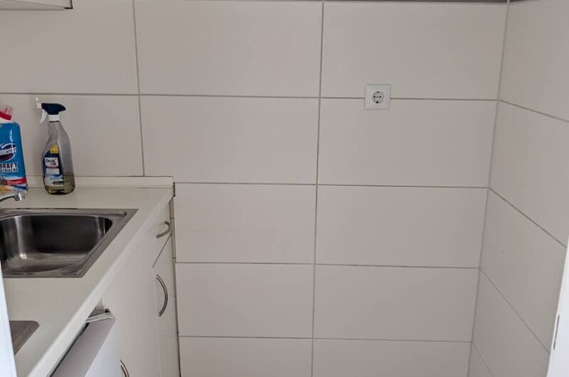Einbauküche mit Spüle Herd Kühlschrank Apartment