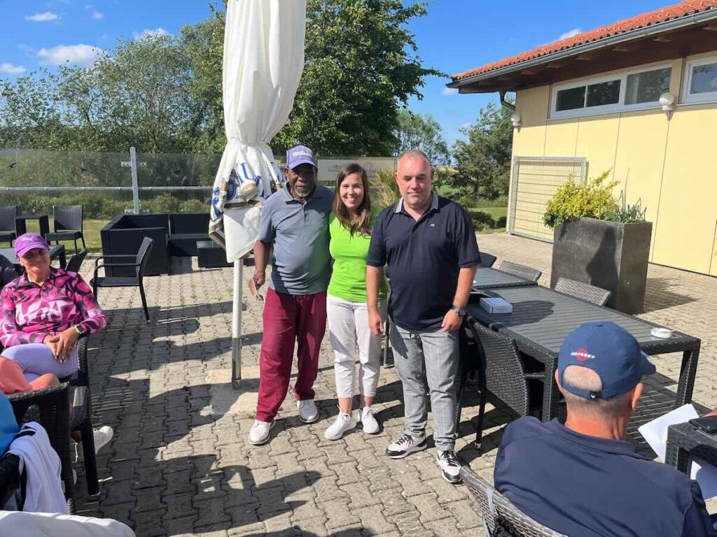 Greenkeeper Cornelius Finisterre Locht Zum Birdie Ein Beim Maderer Immobilien Montagsturnier.