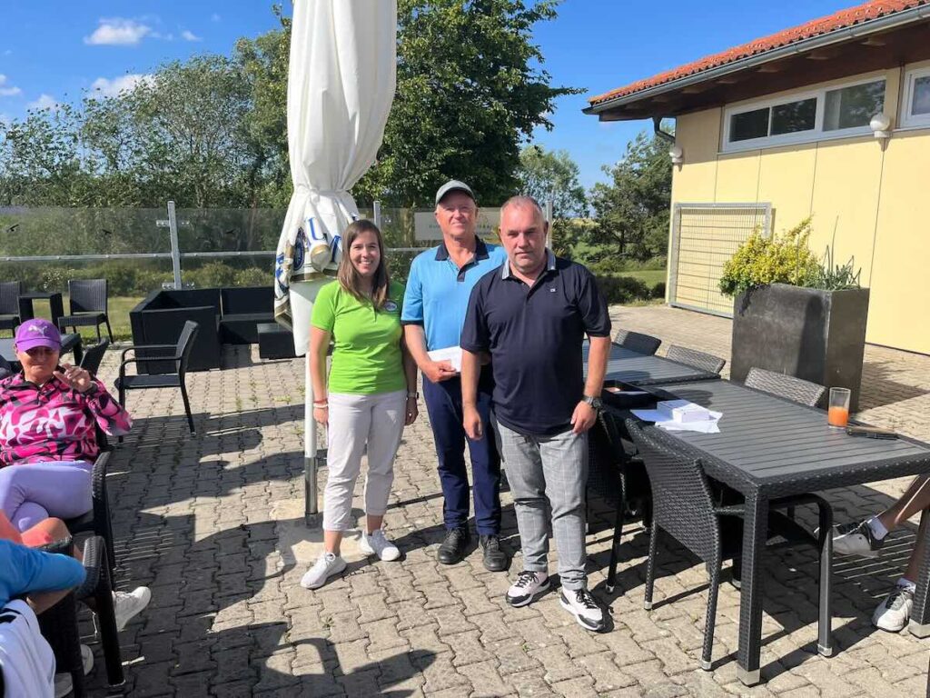 Peter Goldberg Sichert Sich Seinen Anteil Am Birdiepool Auf Der Golfrange Nürnberg.