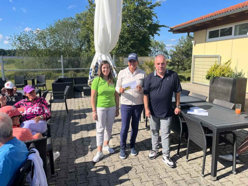 Alexandra Schüler, Stolze Brutto-siegerin Der Damen Beim Maderer Immobilien Montagsturnier Auf Der Golfrange Nürnberg 2026.