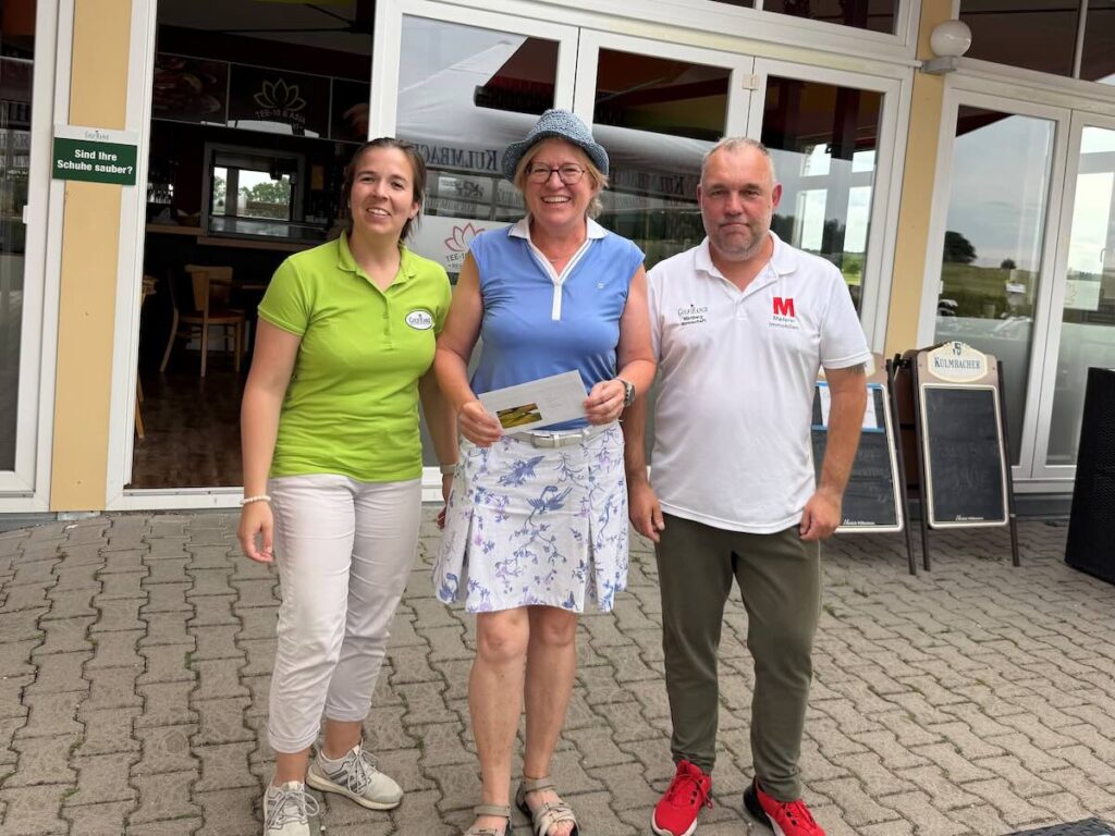 Maderer-immobilien-montagsturnier-nuernberg-brutto-damen-mona-schultes | Maderer Immobilien Mona Schultes, Strahlende Brutto-siegerin Der Damen Beim Maderer Immobilien Montagsturnier Auf Der Golfrange Nürnberg 2026.