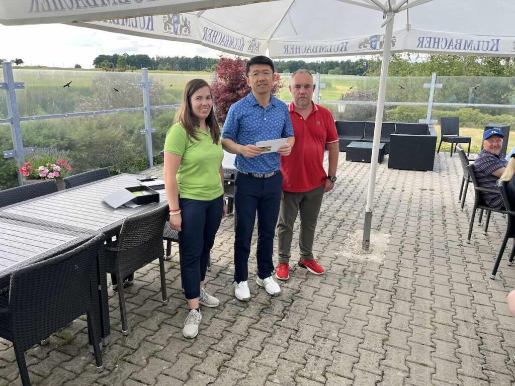 Maderer-immobilien-montagsturnier-nuernberg-brutto-herren-birdiepool-xinyu-liu | Maderer Immobilien Xinyu Liu, Strahlender Brutto-sieger Der Herren Und Gewinner Im Birdiepool Beim Maderer Immobilien Montagsturnier Auf Der Golfrange Nürnberg.