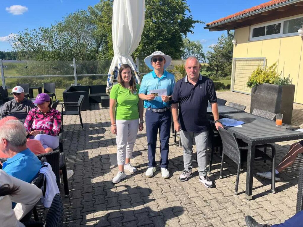 Xinyu Liu Freut Sich über Den Brutto-sieg Der Herren Beim Maderer Immobilien Montagsturnier Auf Der Golfrange Nürnberg.