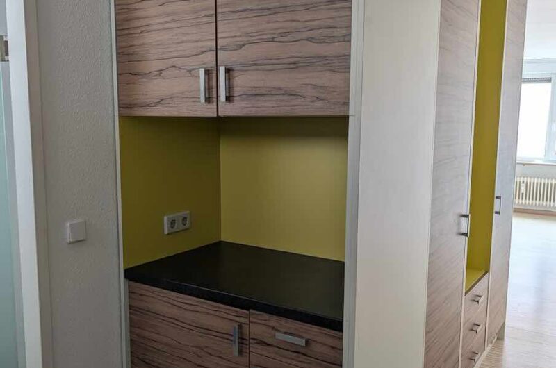 Großzügiger Einbauschrank in Holzoptik für maximalen Stauraum in der sanierten Altstadt-Wohnung nahe der Nürnberger Kaiserburg.