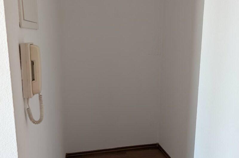 Praktische Abstellnische im Eingangsbereich der Wohnung in Nürnberg.