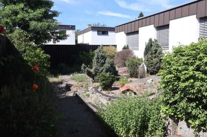Eingewachsener Garten des Bungalows in Nürnberg mit hohem Sichtschutzzaun für maximale Privatsphäre und viel Gestaltungspotenzial.