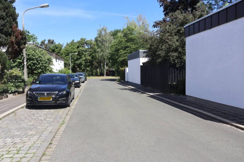 Ruhige und grüne Anliegerstraße im Nürnberger Stadtteil Langwasser.
