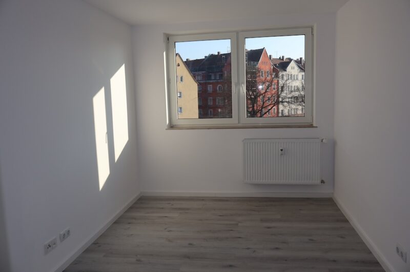 Lichtdurchflutetes Schlafzimmer der KfW-70 sanierten 2-Zimmer-Wohnung.