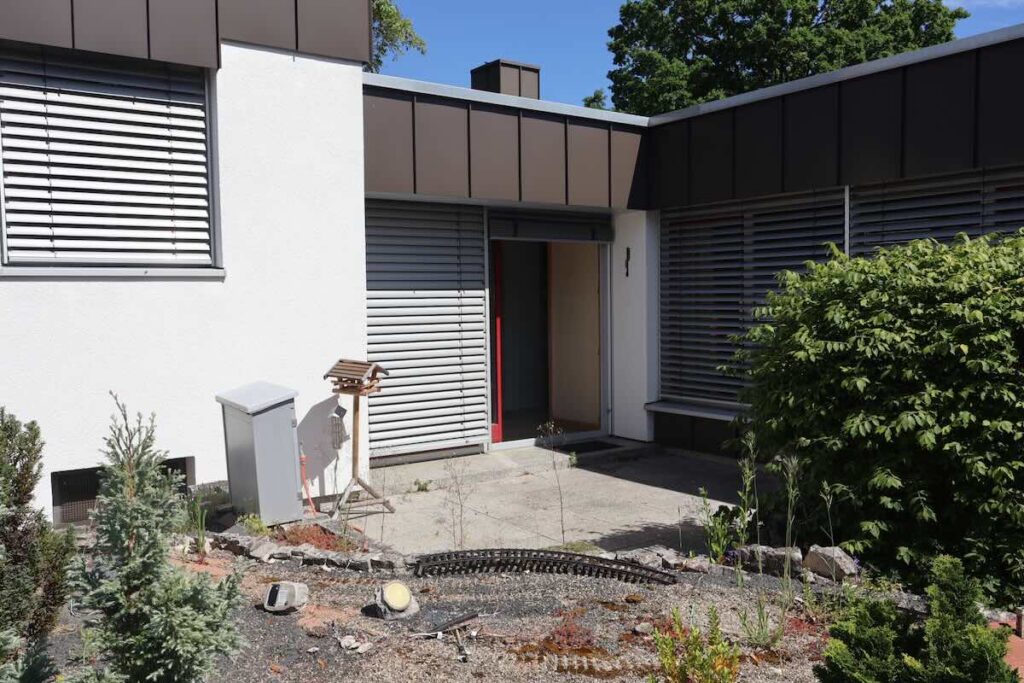 Überdachter Terrassenbereich Des Sanierten Bungalows in Der Buschingstraße Mit Modernen Fensterfronten Und Sonnenschutz.