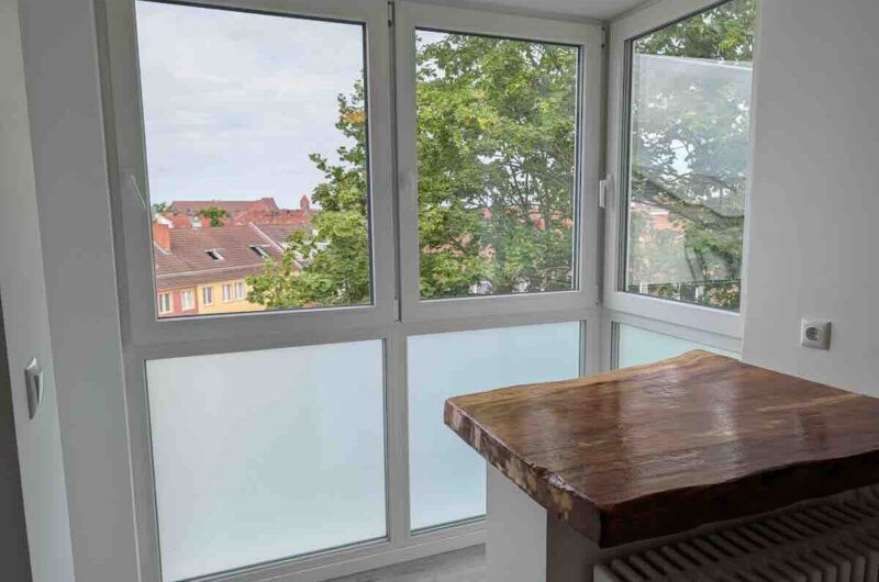Loggia Fensterfront Echtholztisch Aussicht Stadtpark Nürnberg