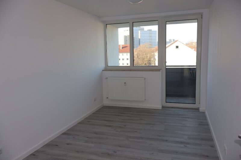 Helles, frisch saniertes Wohnzimmer mit neuem Vinylboden in Nürnberg Zabo.