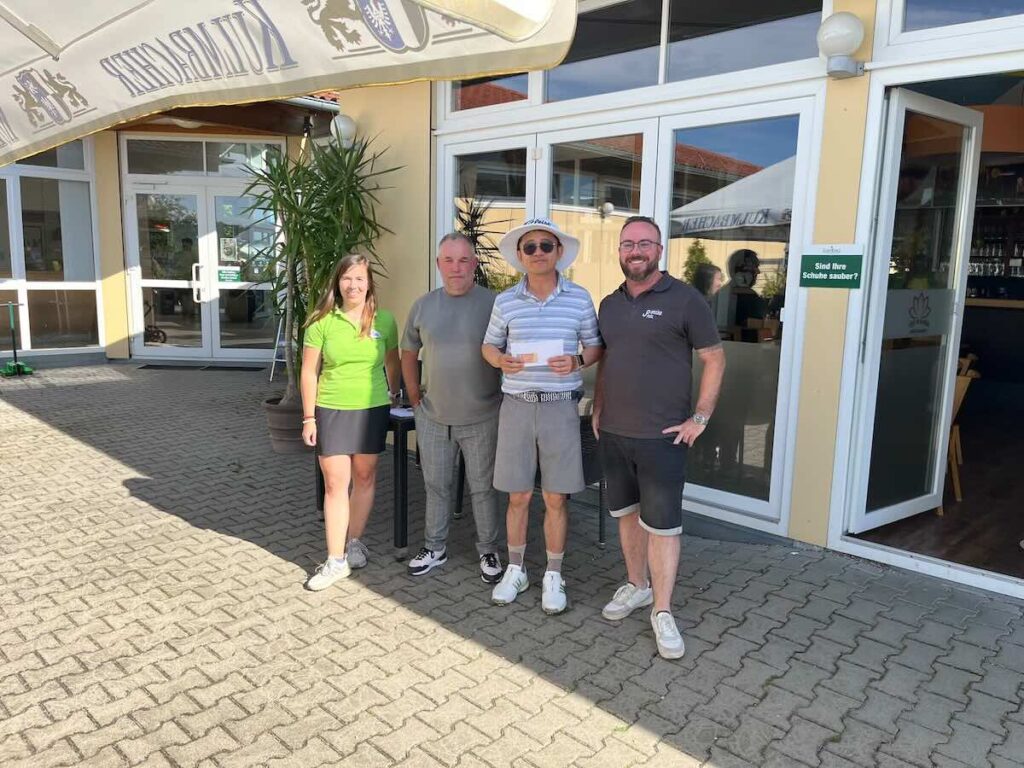 Strahlende Gesichter Bei Der Birdiepool-auszahlung Nach Dem Windigen Maderer Immobilien Monatspreis Auf Der Golfrange Nürnberg.