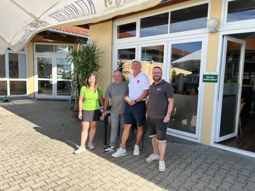 Strahlende Gesichter Bei Der Birdiepool-auszahlung Nach Dem Windigen Maderer Immobilien Monatspreis Auf Der Golfrange Nürnberg.