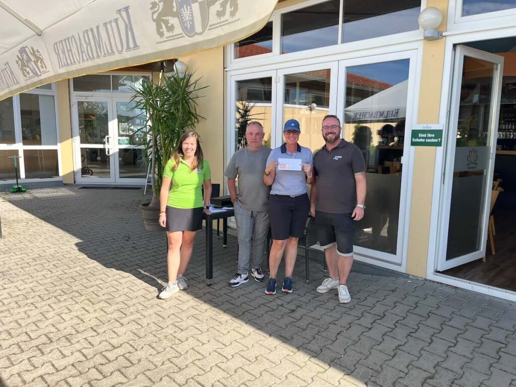 Strahlende Gesichter Bei Der Birdiepool-auszahlung Nach Dem Windigen Maderer Immobilien Monatspreis Auf Der Golfrange Nürnberg.