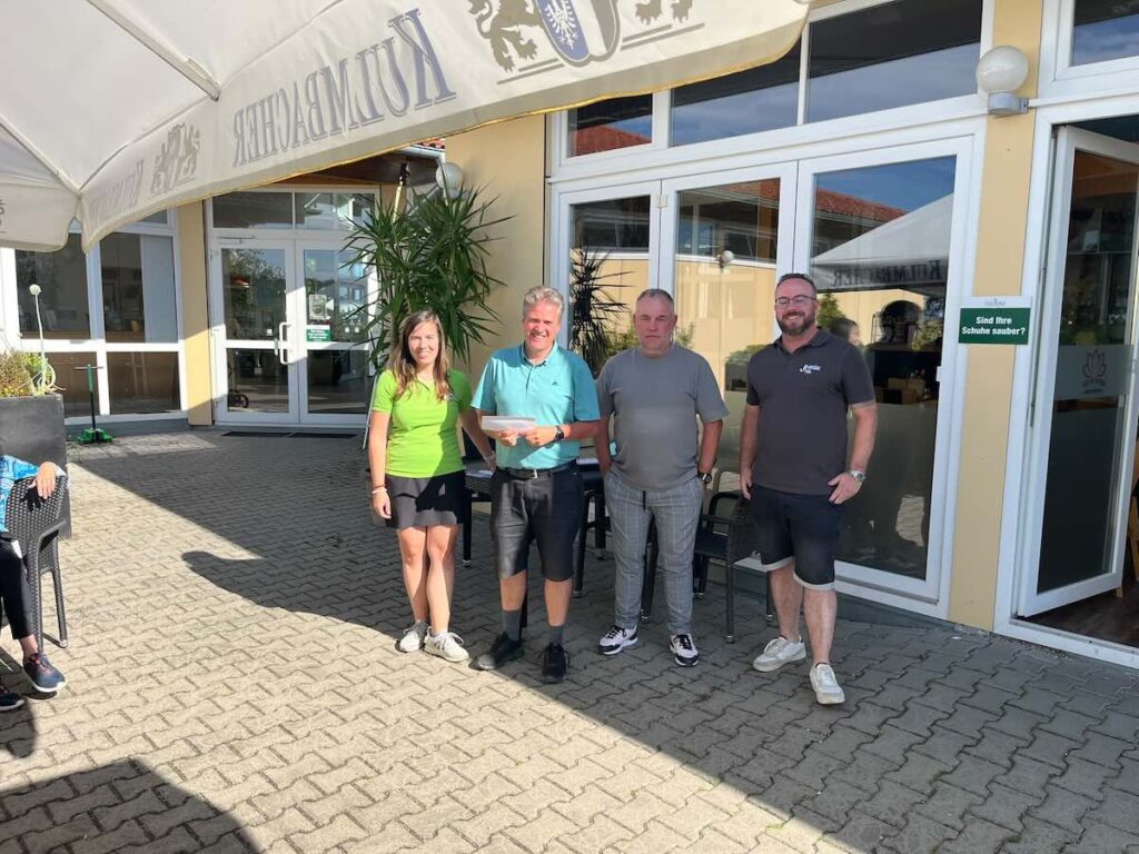 Strahlende Gesichter Bei Der Birdiepool-auszahlung Nach Dem Windigen Maderer Immobilien Monatspreis Auf Der Golfrange Nürnberg.