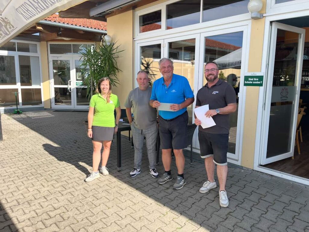 Robert Wolfrum Freut Sich über Den Zweiten Platz in Der Klasse Brutto B Beim Maderer Immobilien Golfturnier.
