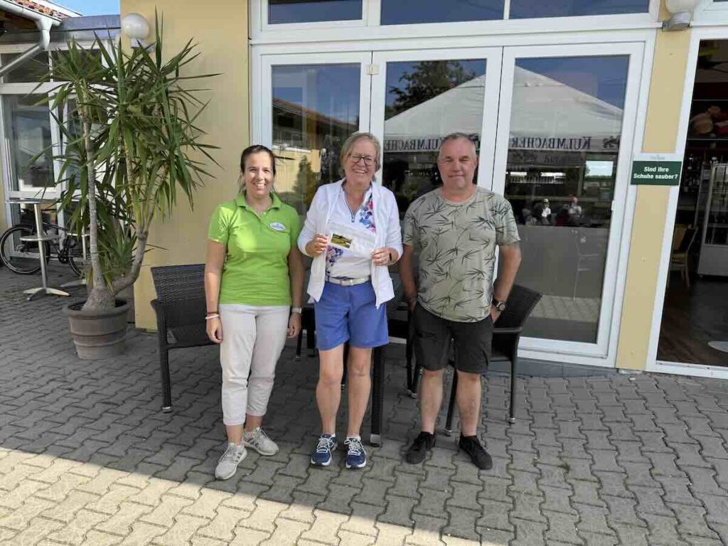 Mona Schultes, Strahlende Brutto-siegerin Der Damen Beim Maderer Immobilien Montagsturnier Auf Der Golfrange Nürnberg 2026.
