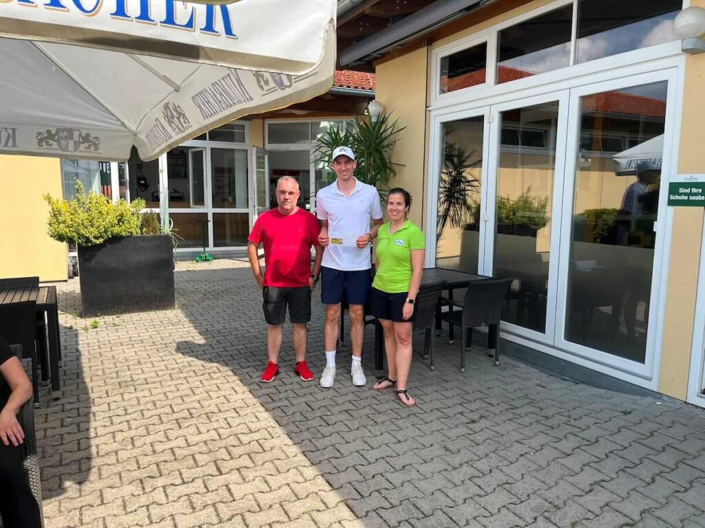 Marius Bergmann Freut Sich über Den Brutto-sieg Der Herren Beim Maderer Immobilien Montagsturnier Auf Der Golfrange Nürnberg.