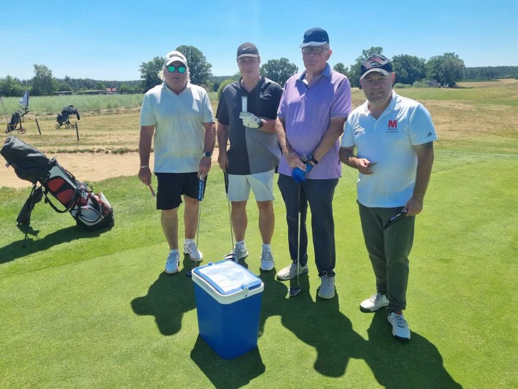 Der Sponsorenflight Um Jörg Maderer Sorgt Beim Montagsturnier Auf Der Golfrange Nürnberg Mit Einer Kühlbox Für Willkommene Erfrischung Auf Der Runde.