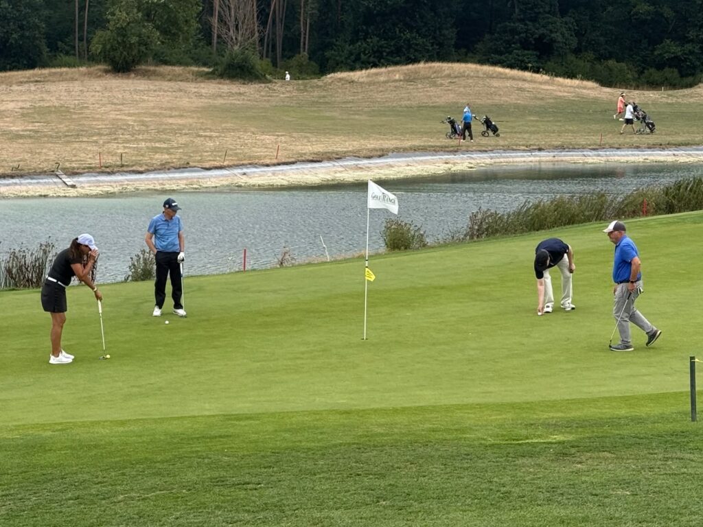 Konzentration Auf Dem Trockenen Grün Beim Maderer Immobilien Montagsturnier Auf Der Golfrange Nürnberg.