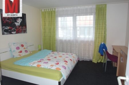 Helles, modern eingerichtetes Schlafzimmer der möblierten Mietwohnung in Nürnberg St. Peter.