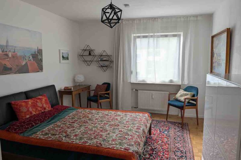 Geräumiges und lichtdurchflutetes Schlafzimmer mit Parkettboden