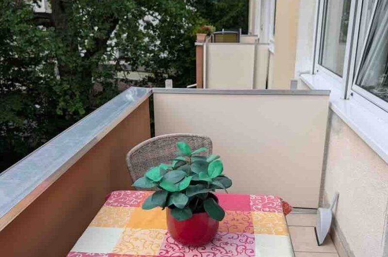 Sonniger Südbalkon mit Blick ins Grüne in Nürnberg