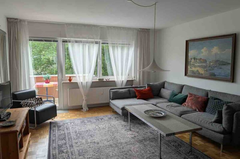 Großzügiges Wohnzimmer mit hochwertigem Parkettboden in Nürnberger Mietwohnung