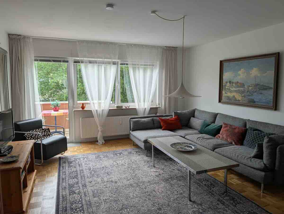Großzügiges Wohnzimmer Mit Hochwertigem Parkettboden in Nürnberger Mietwohnung