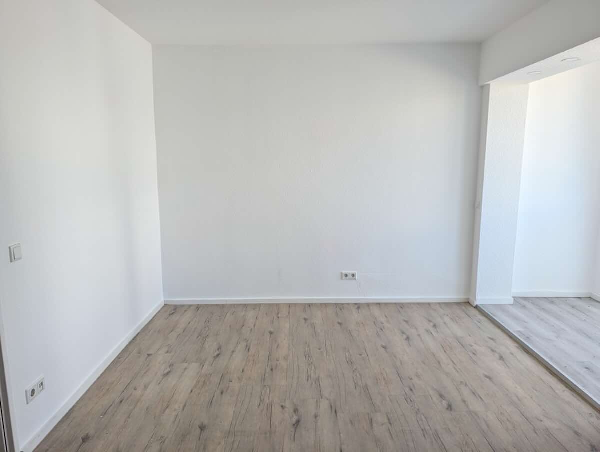 1-zimmer-wohnung-nuernberg-maxfeld-wohnzimmer | Maderer Immobilien Helles, Frisch Saniertes Wohnzimmer Der 1-zimmer-wohnung in Nürnberg Maxfeld Mit Neuem Laminat.