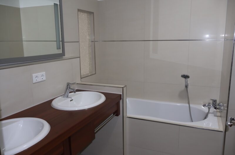Modernes großes Badezimmer mit Doppelwaschbecken und Badewanne Nürnberg