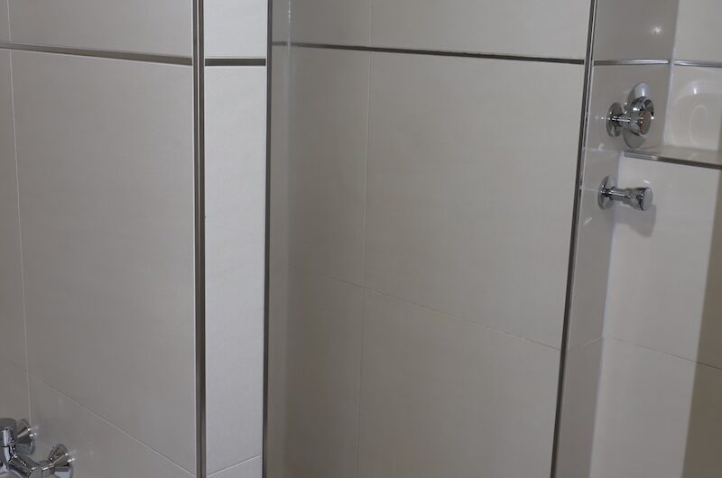 Badezimmer mit großer Dusche und hellen Fliesen Mietwohnung Rosenau