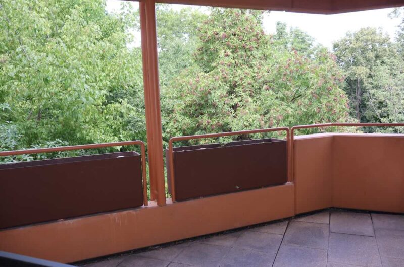 Großer Balkon mit Pflanztrögen und Parkblick in der Fürther Straße Nürnberg