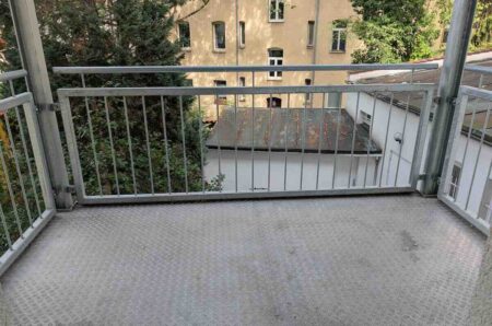 Ruhiger Balkon mit ausreichend Platz für Tisch und Stühle an der 3-Zimmer-Mietwohnung in Nürnberg – Wohnen und Bewegen in Franken.