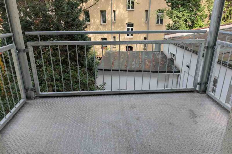 Ruhiger Balkon mit ausreichend Platz für Tisch und Stühle an der 3-Zimmer-Mietwohnung in Nürnberg – Wohnen und Bewegen in Franken.