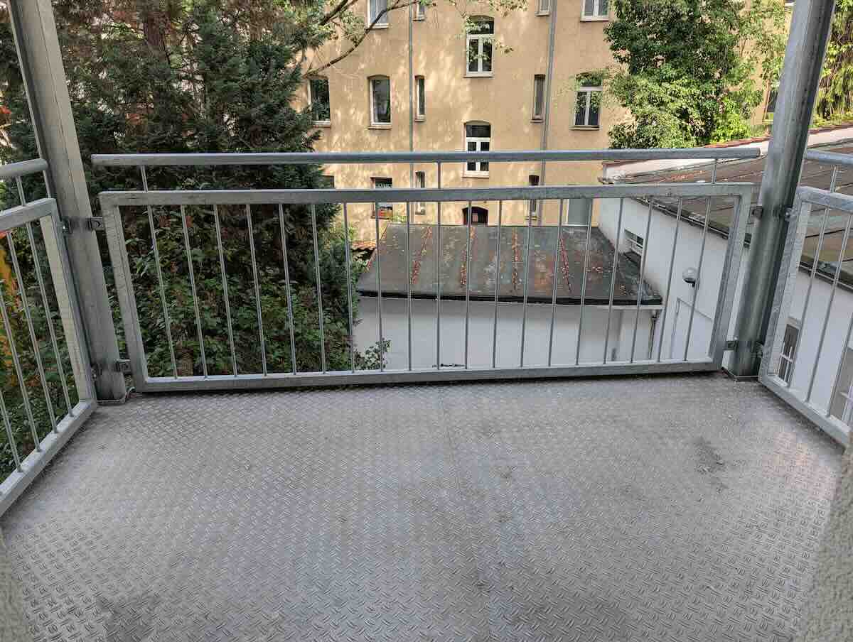 Balkon-suedstadt-wohnung-nuernberg-maderer | Maderer Immobilien Ruhiger Balkon Mit Ausreichend Platz Für Tisch Und Stühle an Der 3-zimmer-mietwohnung in Nürnberg – Wohnen Und Bewegen in Franken.