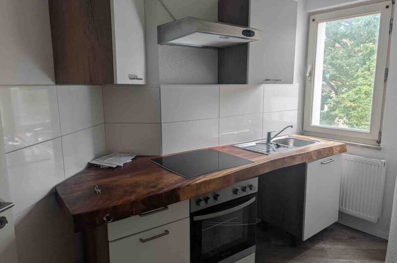 Moderne Einbauküche mit Echtholz-Optik Arbeitsplatte in Nürnberger Wohnung
