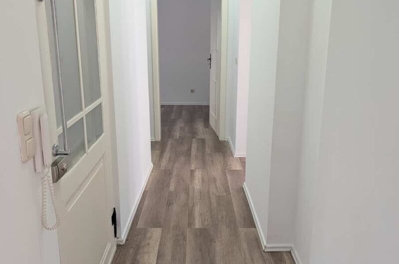 Einladender Flur und Eingangsbereich mit durchgehendem Laminatboden in der frisch renovierten 3-Zimmer-Mietwohnung – Maderer Immobilien.