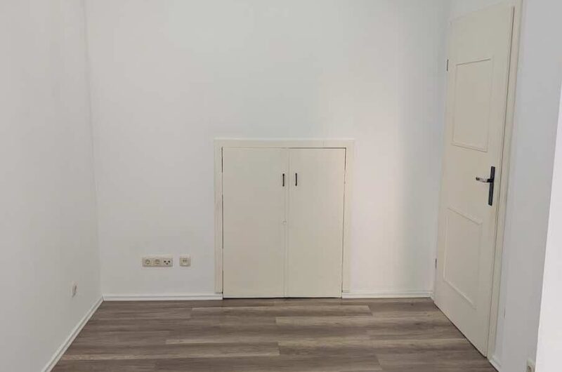 Helles Kinderzimmer oder Büro mit praktischem Einbauschrank und modernem Laminat in der 3-Zimmer-Wohnung Nürnberg Gugelstraße – Maderer Immobilien.