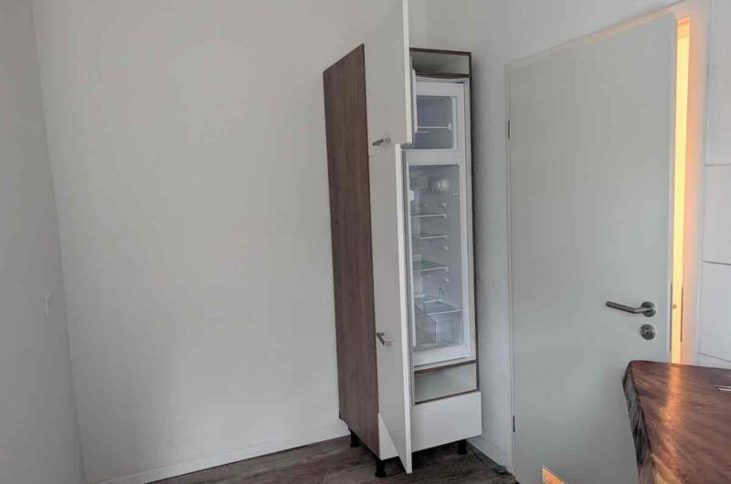 Küchenbereich mit praktischem Kühl-Gefrier-Schrank in der Mietwohnung