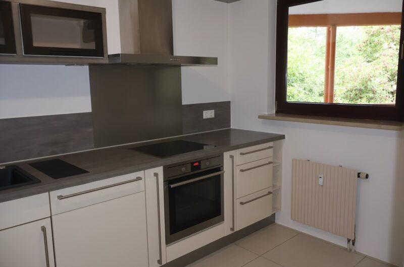 Hochwertige Küche mit Fenster und Backofen Immobilienmakler Nürnberg Maderer