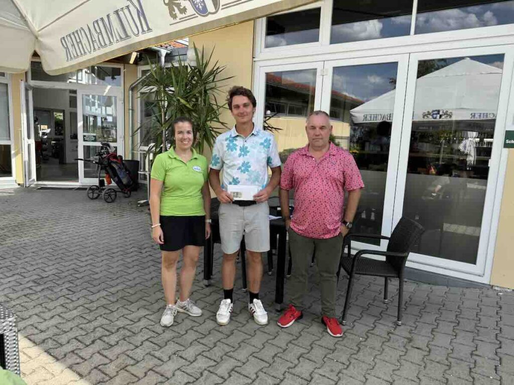 Maderer-immobilien-montagsturnier-nuernberg-birdiepool-mario-urbanski | Maderer Immobilien Mario Urbanski Freut Sich über Seinen Erspielten Anteil Am Birdiepool Auf Der Golfrange Nürnberg.