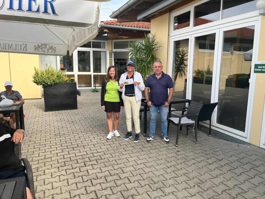 Maderer-immobilien-montagsturnier-nuernberg-brutto-damen-alexandra-schueler-17 | Maderer Immobilien Alexandra Schüler Freut Sich über Ihren Klaren Brutto-sieg Bei Den Damen Auf Der Golfrange Nürnberg.