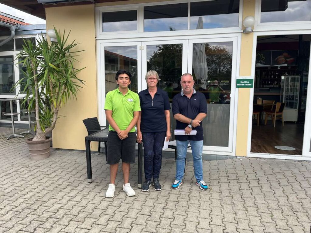 Maderer-immobilien-montagsturnier-nuernberg-brutto-damen-irmgard-schlueter | Maderer Immobilien Irmgard Schlüter Freut Sich über Den Brutto-sieg Der Damen Beim Maderer Immobilien Und Umzüge Pusl Montagsturnier.