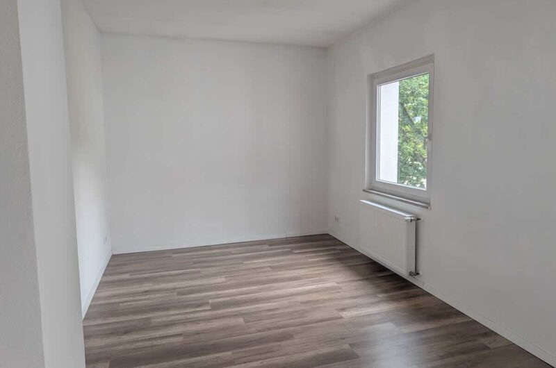 Helles Wohnzimmer Mit Laminatboden in Einer 2-zimmer-mietwohnung in Nürnberg