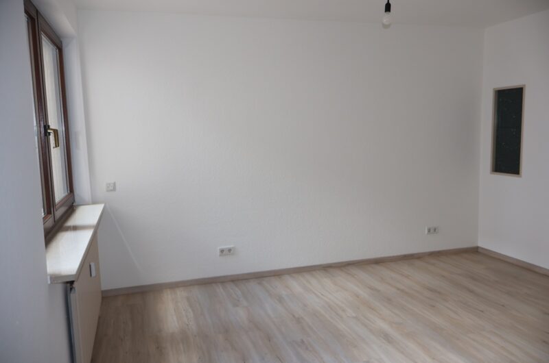 Helles Schlafzimmer mit Holzboden in Nürnberger Mietwohnung