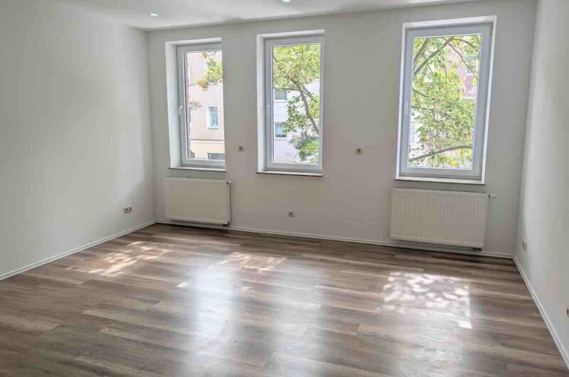Geräumiges Schlafzimmer mit drei großen Fenstern und pflegeleichtem Laminatboden in Nürnberg – Ihr neues Zuhause zum Wohlfühlen.