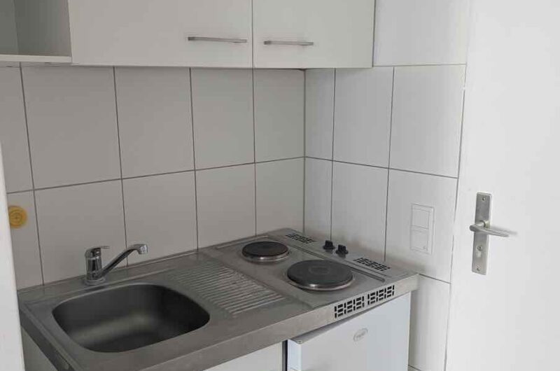 Platzsparende, voll ausgestattete Singleeinbauküche in der Nürnberger Etagenwohnung.